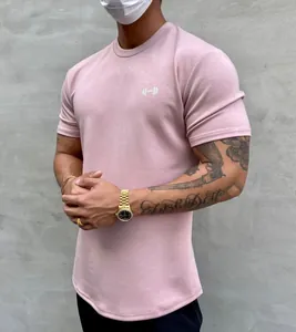Detailansicht von rosa Herren-T-Shirt im Muscle-Fit mit geschwungenem Saum und Logo