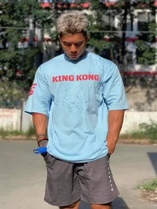 Camiseta deportiva holgada de algodón azul claro para hombre con estampado King Kong