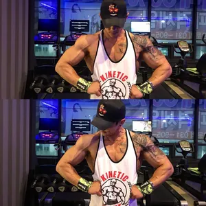 Muskulöser männlicher Model trägt ein weißes Y-Back Fitness Tank Top im Gym.