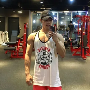 Loses weißes Sport-Tanktop aus Baumwolle für Herren mit Muskelgrafik im Fitnessstudio