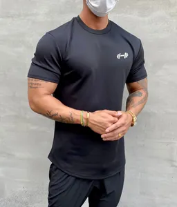 Nahaufnahme eines schwarzen, eng anliegenden Sport-T-Shirts für Herren mit Rundsaum.