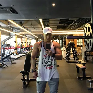 Muskelshirt für Herren in einer Fitnessstudio-Umgebung für intensives Krafttraining