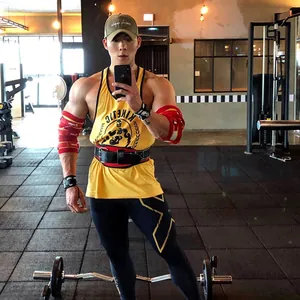 Gelbes atmungsaktives Baumwoll-Fitness-Tanktop für Herren für Training und Laufen