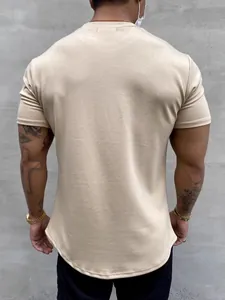 Rückansicht eines khakifarbenen Muscle-Fit-Baumwoll-T-Shirts mit abgerundetem Saum.