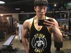 Detailansicht eines schwarzen Fitness-Tanktops für Herren mit Kinetic People Grafik