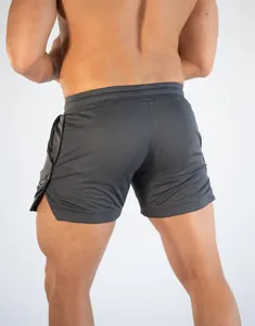 Detaillierte Rückansicht grauer atmungsaktiver Mesh-Sportshorts für das Training