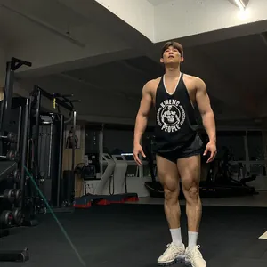 Muskulöser Mann trägt ein schwarzes Y-Back Fitness-Tanktop in einem Fitnessstudio