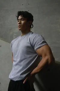 Detailed view of grey heavyweight Sorona men's training t-shirt with slim fit