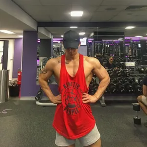 Rotes Bodybuilding-Tanktop für Herren, ideal für intensives Fitness- und Krafttraining.