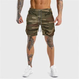 Vista completa dei pantaloncini da allenamento mimetici ad asciugatura rapida da uomo