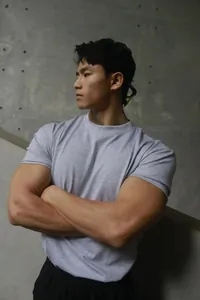 Detailed view of heavy weight athletic fit men's crew neck training T-shirt in gray