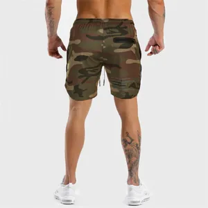 Vista posteriore di pantaloncini fitness mimetici da uomo ad asciugatura