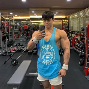 Nahaufnahme eines hellblauen Fitness-Tanktops für Herren mit Muskel-Fit-Design im Gym.