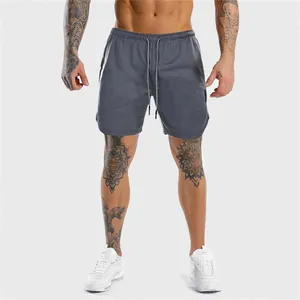 Dettaglio dei pantaloncini sportivi da uomo grigio scuro slim-fit con coulisse in vita
