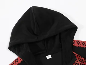 Makroansicht von Kapuze und Kragen mit Größenetikett L auf bedrucktem Hoodie