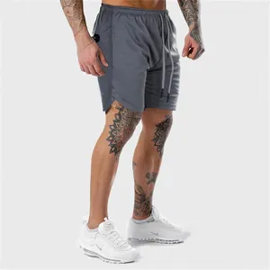 Primo piano di pantaloncini sportivi grigi da uomo ad asciugatura rapida con coulisse