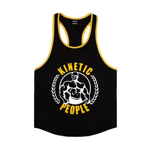 Vorderansicht Herren Fitness Tanktop schwarz mit gelbem Saum und Grafik-Print