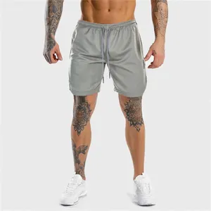 Primo piano di pantaloncini sportivi grigi da uomo in mesh traspirante ad asciugatura rapida.