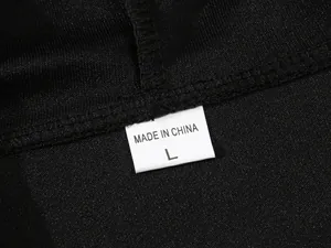 Detailansicht des Kleidungsetiketts Größe L mit Made in China Text auf schwarzem Hoodie