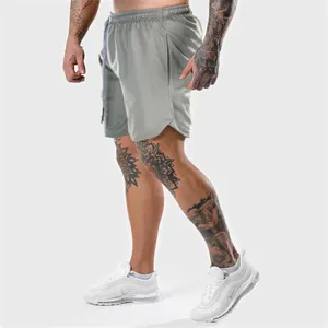 Vista dettagliata dei pantaloncini sportivi grigi da uomo ad asciugatura rapida slim