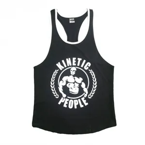 Detailansicht eines schwarzen Fitness-Tanktops für Herren mit weißem Grafikdruck