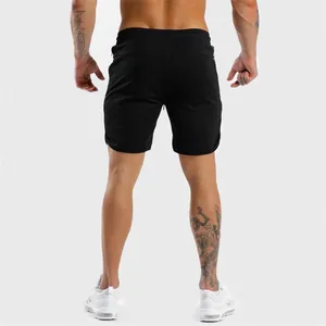 Vista posteriore di pantaloncini sportivi neri slim fit ad asciugatura rapida per uomo