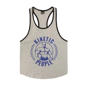 Detailansicht eines grauen Fitness-Tanktops aus Baumwolle mit Grafikprint