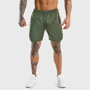 Vestibilità atletica e dettaglio del tessuto traspirante dei pantaloncini verdi sul modello