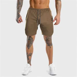 Pantaloncini da fitness marroni a asciugatura rapida da uomo con vita elastica