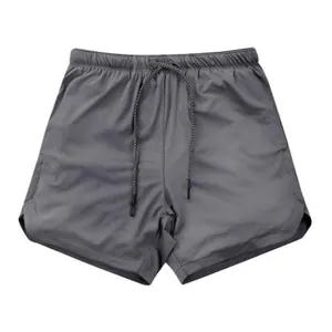 Dettaglio dei pantaloncini da fitness grigio scuro ad asciugatura rapida da uomo con cordino.