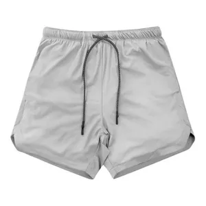 Vista dettagliata dei pantaloncini sportivi grigi da uomo ad asciugatura rapida con coulisse.