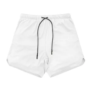 Dettaglio di pantaloncini sportivi bianchi ad asciugatura rapida con spacco laterale.