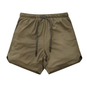 Dettaglio frontale dei pantaloncini sportivi da uomo traspiranti e ad asciugatura rapida