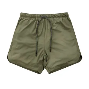 Dettaglio dei pantaloncini fitness uomo verde oliva con tessuto testurizzato