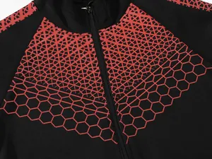 Detailansicht eines schwarzen Herren-Hoodies mit rotem geometrischem Wabendruck und Reißverschluss
