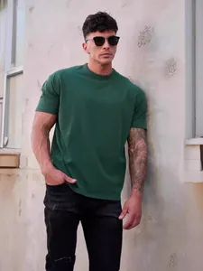 Breathable green men's fitness t-shirt with crew neck and muscle fit design
