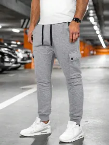 Detailansicht der modischen grauen Herren-Cargohose mit mehreren Taschen und Bündchen