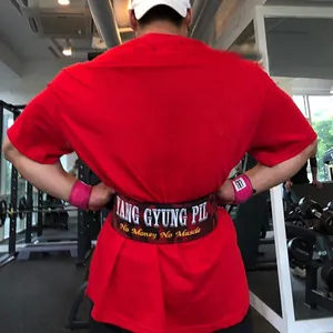Vue arrière d'un t-shirt de fitness rouge en coton respirant et moulant pour homme dans une salle