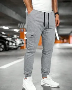 Graue Herren Cargo-Jogginghose mit Seitentasche und Kordelzug in der Nahaufnahme