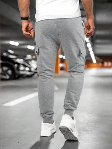 Rückansicht der grauen Cargo-Jogginghose für Herren mit Taschen für Sport und Freizeit