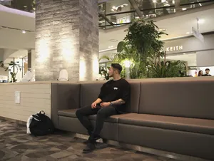 Vue d'un homme portant un t-shirt noir en coton de style urbain dans un centre