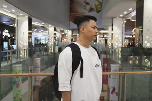 Gros plan d'un homme portant un t-shirt de sport en coton blanc dans un centre commercial