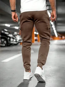 Rückansicht der schmal geschnittenen braunen Cargo-Jogginghose für Herren in der Stadt.