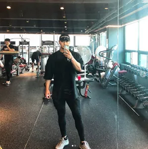 T-shirt de fitness noir oversize pour homme dans un miroir de gym