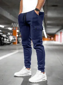 Detailaufnahme der marineblauen Slim Fit Cargohose mit Seitentaschen und Bündchen.