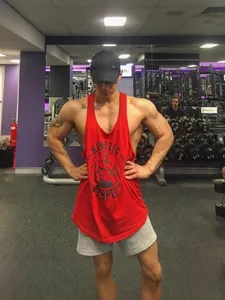Rotes loses atmungsaktives Baumwoll Y-Back Gym Tank Top für Fitness und Krafttraining