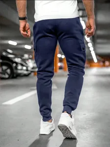Rückansicht der dunkelblauen Cargo-Hose für Herren mit schmaler Passform und Taschen.
