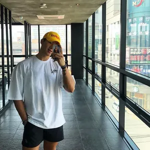 Modèle de fitness asiatique portant un t-shirt blanc en coton pour le sport.