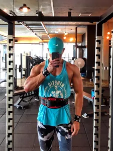 Herren-Gym-Tanktop in Blau mit Racerback und weißem Kinetic-Bodybuilding-Logo-Aufdruck