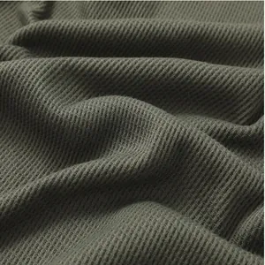Nahaufnahme der olivgrünen Waffelstrick-Stofftextur für Herren-Langarmshirts